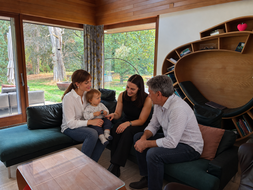 Besprechung auf dem Sofa klein